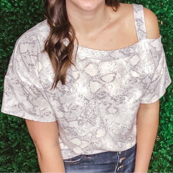 BiBi Tops - 🐍BiBi, Size XL, Snake Print, Shirt Sleeve, One Cold Shoulder Top